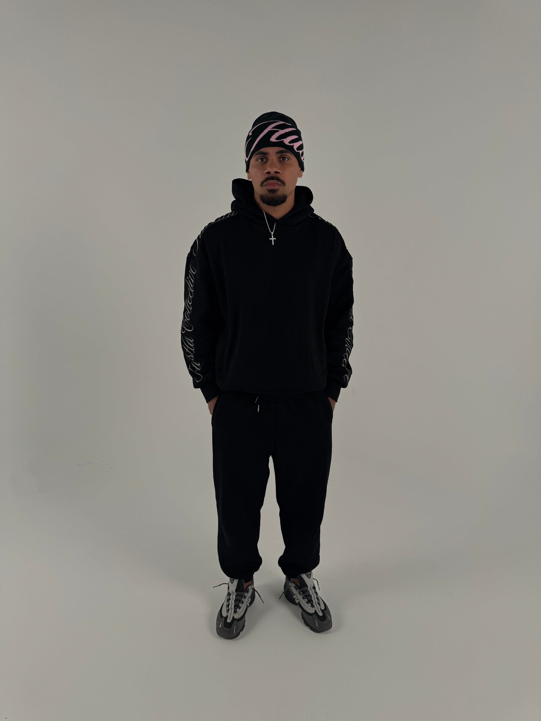 SIGNATURE HOODIE - BLACK